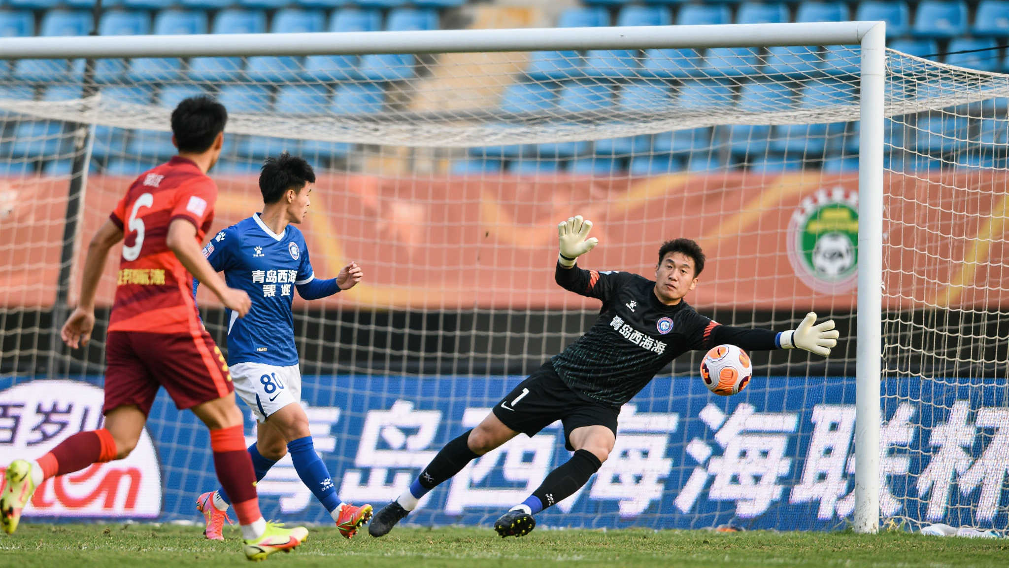 西海岸晋级足协杯八强!邵佳一与国安三月内三次“巧遇”缘分匪浅 青岛西海岸:从黑马到8强的逆袭之路
作为一支中甲