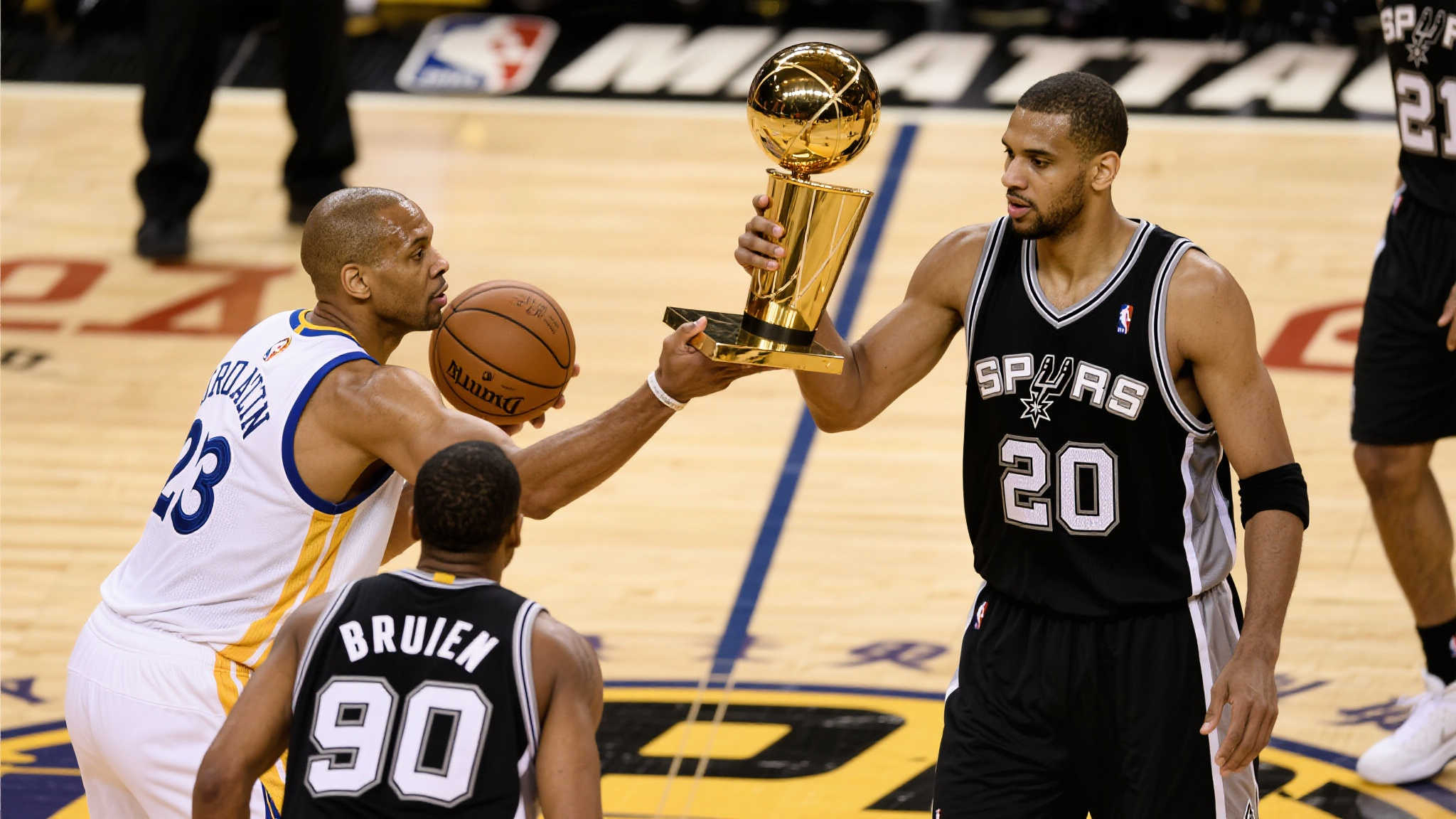 NBA总决赛巅峰对决:防守肉搏战的极限较量 这七场交锋每一秒都体现着顶级球队间逼近极限水平的博