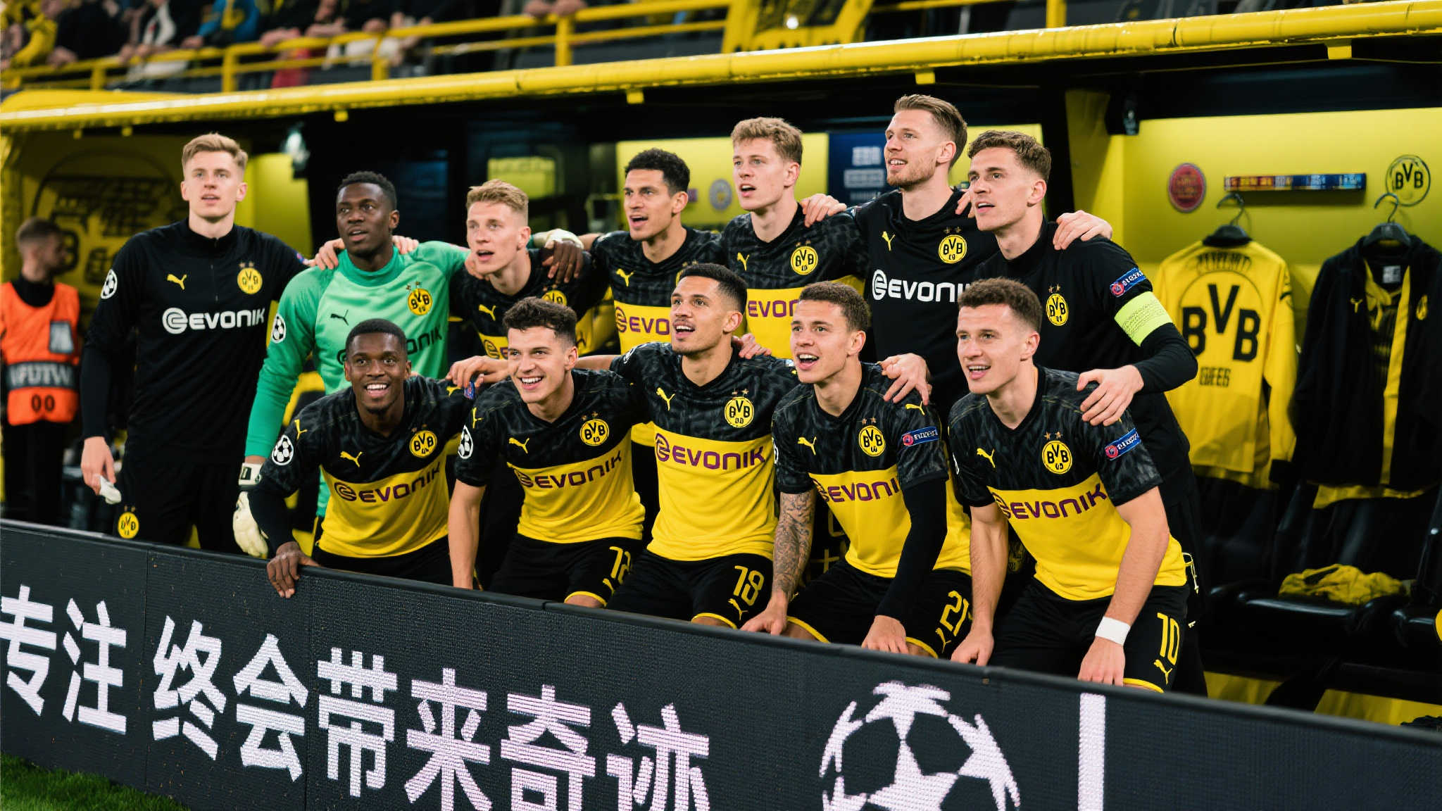 换帅逆风翻盘:多特锁定欧冠资格,雷速老哥点评赛季表现 在联赛最后几轮冲刺期间,“黑黄军团”保持连续作战模